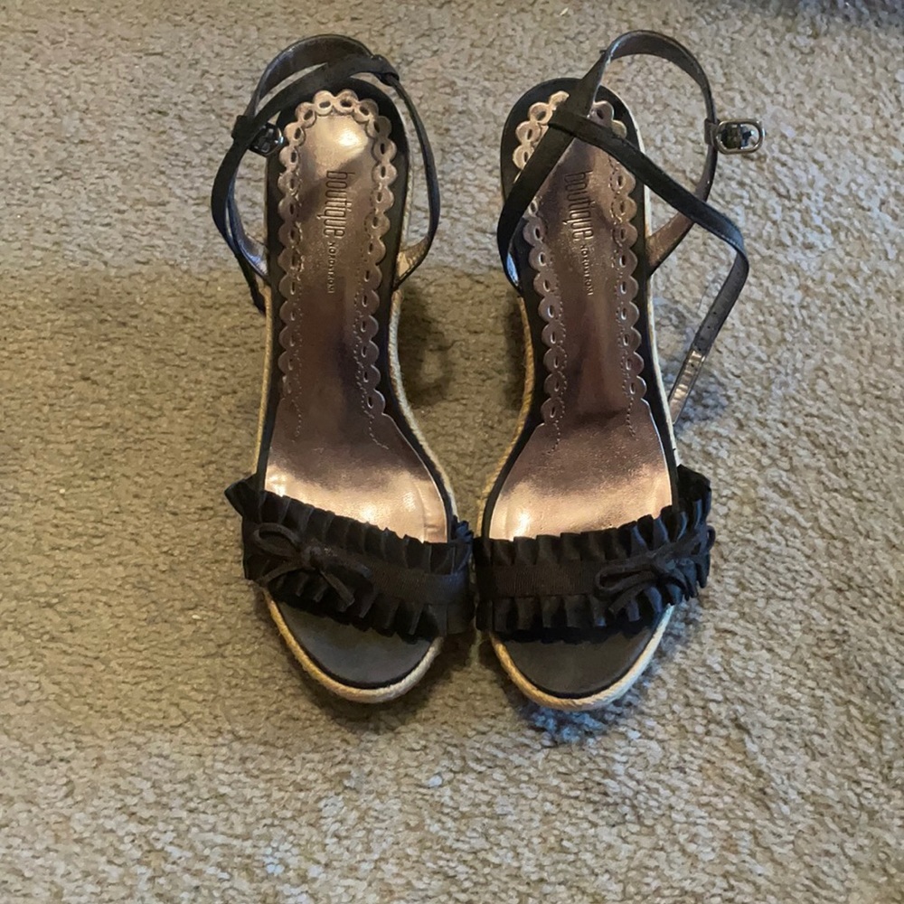 Ruffle detail wedges